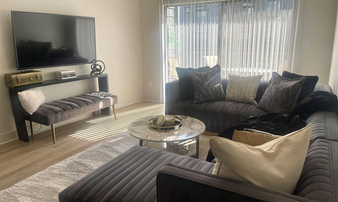 Old East Dallas Apartamento | Sleeps 6/Perfect Location/Free Parking/Gym/Luxury Pool/Shop/Explore/Eat/Relax