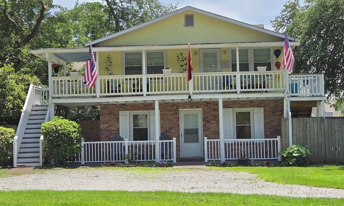 Beaufort Casa | Sleeps 6/Pets Yes/Marine Corps Air Station Beaufort/Upper Lvl/Parris Isl