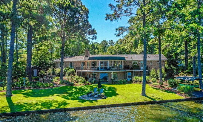 Whispering Pines Casa | Sleeps 6! Whispering Pines Lake Front