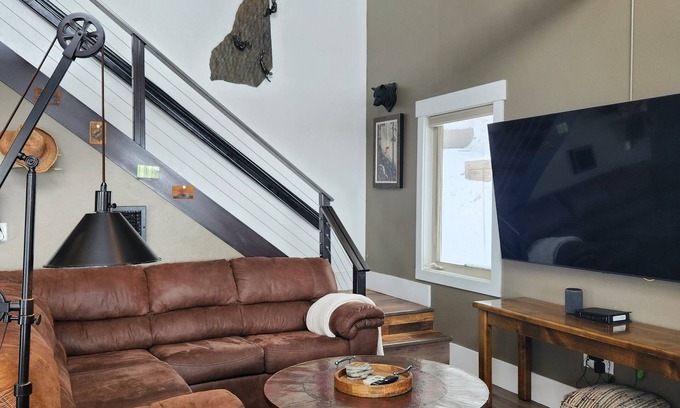 Bozeman Casa | Sleeps 6 with a hot tub- best views in Bozeman