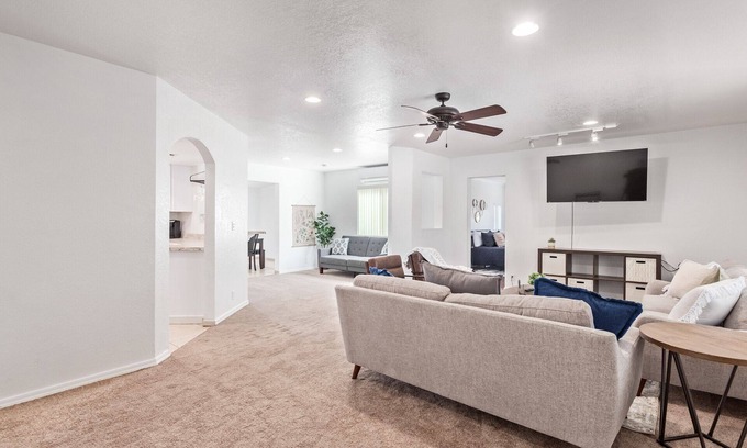 East Mesa Casa | Sleeps 8, Freeway access, near shopping and dining
