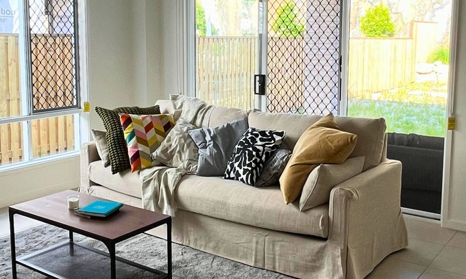 Keperra Casa | Sleeps 8 ! New Furnished House Near City! Sleeps 8! Modern Cozy Retreat!