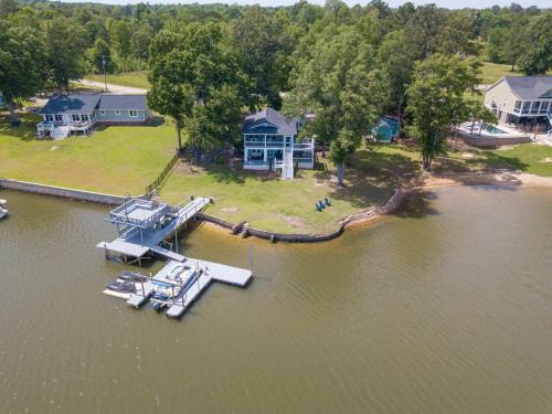 Ridgeway Casa | Sleeps 8 Waterfront Dock Dog Friendly Grill