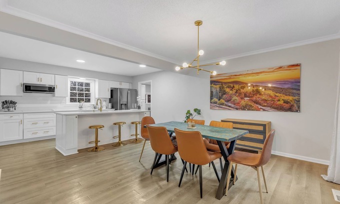 Southwest Raleigh Casa | SLEEPS 9! Close to lovely downtown Cary/Raleigh/RDU. Pets welcome!
