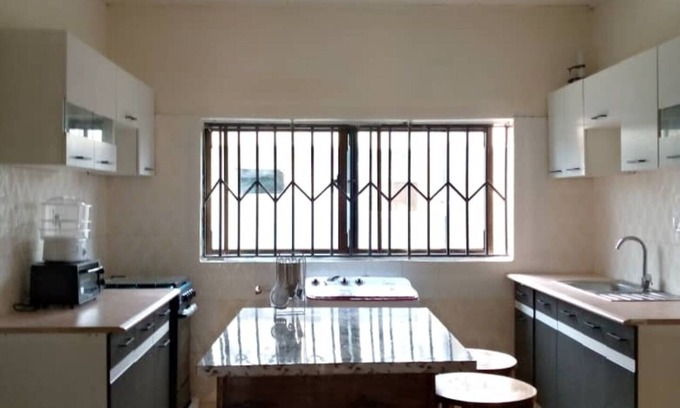 Kumasi Apartamento | Sleeps8- Private Secure Parking- Garden- Aircon