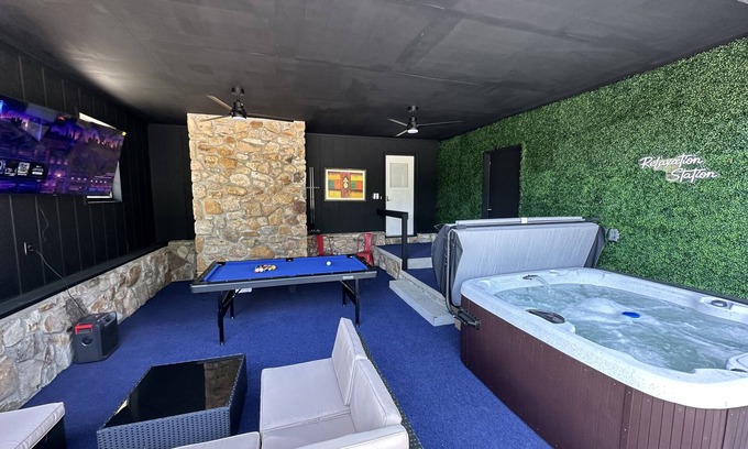 Sevierville Casa | Sleeps8 w/ hot tub, pool table/ fire pit, plenty of outdoor seating w/ big yard