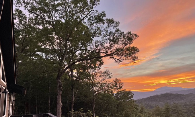 Brevard Cabaña | Sleepy Bear Cottage-Amazing Views-Secluded Bliss