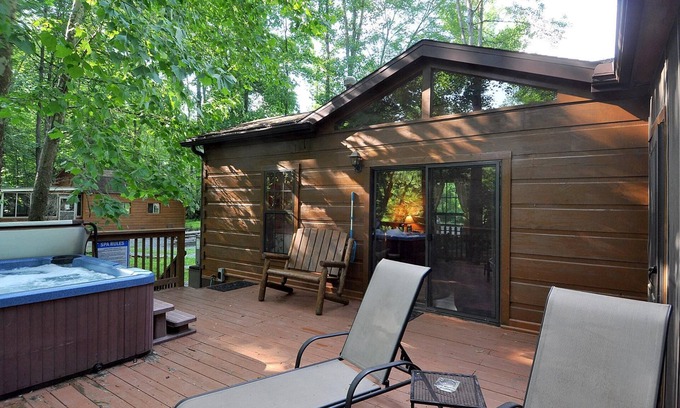 Berkeley Springs Cabina | Sleepy Creek - Creekside Escape