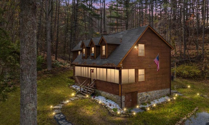 Luray Casa | Sleepy Hollow 5BR Cabin - National Park 7 Min, Hot Tub, Fire Pit, Sleeps 12