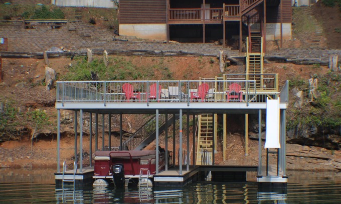 Lakeside Estates Cabina | 'Slice of Heaven' 4500 Pies Cuadrados, 2 Cocinas, Muelle Cubierto