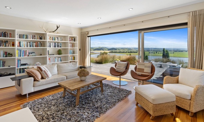 Poraiti Casa | SLICE OF HEAVEN - NAPIER HOLIDAY HOME, with a garden in Napier