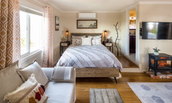 Castro Valley Casa | Slice of Heaven with Gated Parking and Sunset Views