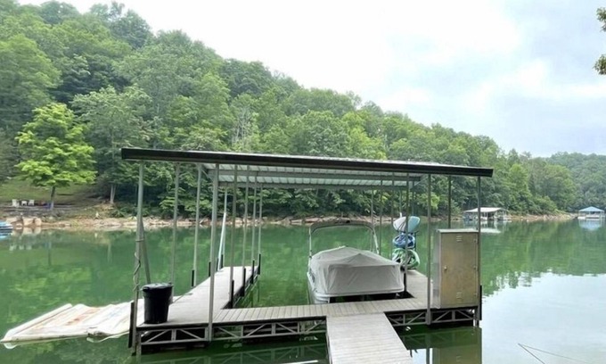 La Follette Casa | Slip-Away into Isolation & Relaxation w/ Covered Dock & Hot Tub.