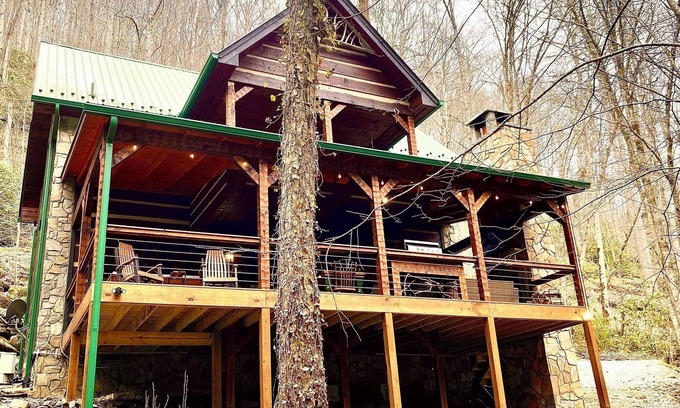 Topton Cabina | Slippery Rock-Pet Friendly, Luxury Log Cabin Rental on Creek, Outdoor TV over Fireplace, Hot Tub-Western NC