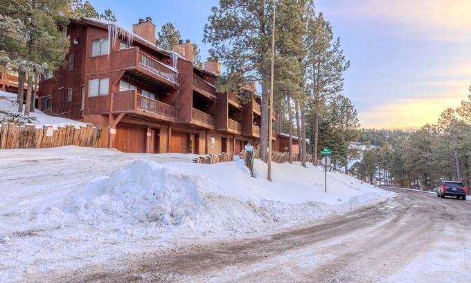 Angel Fire Condominio | Slope Side Condo ⛷ Stunning Views 🏔 Steps to the Mountain & has a Game Room!