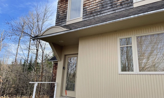 Carrabassett Valley Condominio | Slope side, Cozy ski in/out Sugarloaf Condo