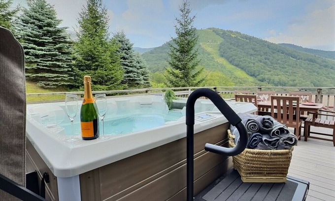 Central Vermont- Killington Casa | SlopeSide Chalet - True ski on ski off, Hot Tub