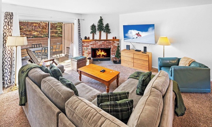 Big Bear Lake Cabina | Slopeside Chalet By Destination Big Bear:Ski In Ski Out Condo at Bear Mountain Ski Resort! Seasonal Community Spa, Pickleball and Basketball Court!