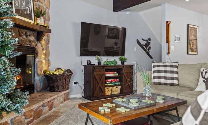 Tannersville Casa | Slopeside Escape by AvantStay | Walk to Ski Lifts | Arcade Games + Shuffleboard