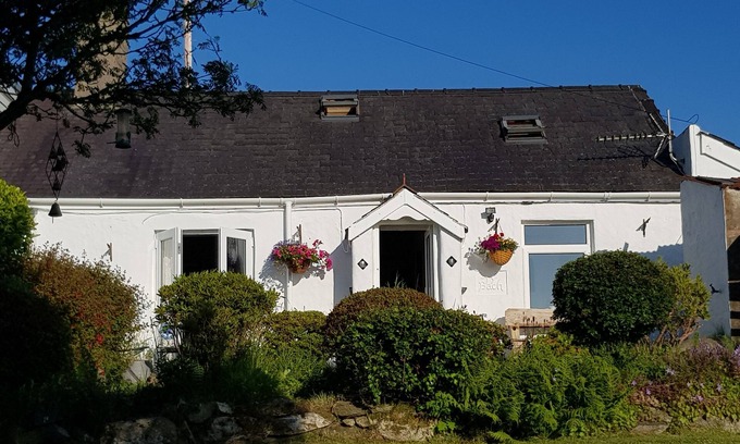 Caernarfon Cabaña | Small and cosy traditional Welsh cottage, Carmel , Caernarfon