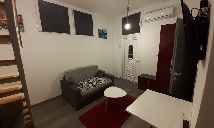 Novi Beograd Apartamento | Pequeño apartamento de 32 m2 ubicado en el lado de Nueva Belgrado, muy cerca del río.