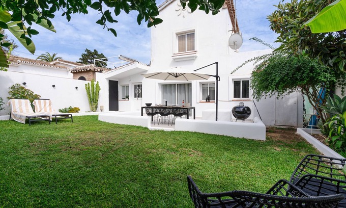 Urbanizacion Costabella Chalet De Esquí | Pequeña casa junto a la playa en Costabella, Marbella