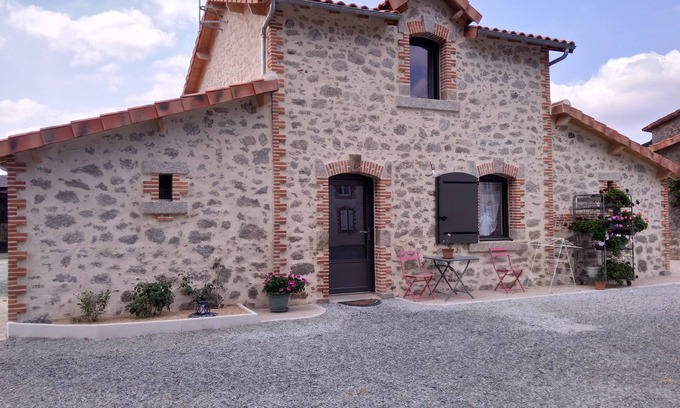 Vernoux-en-Gatine Cabaña | Small country house on a farm