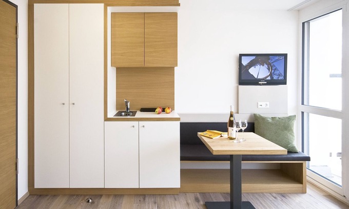 Immenstaad am Bodensee Apartamento | Small double room with lake view from the balcony