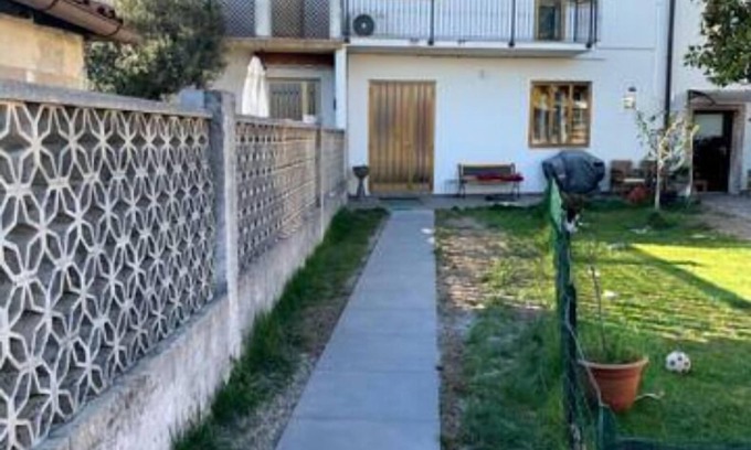 Udine Casa | Pequeña casa con jardín en pueblo histórico.
