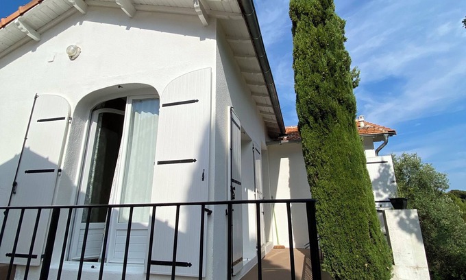 La Roquette-sur-Siagne Villa | Quiet little nest in the middle of greenery, with views as far as the sea. Couple 2 children.