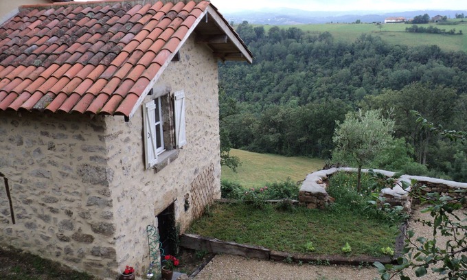 Firmi Casa | Pequeña casa de piedra cerca de la aldea de AGNAC