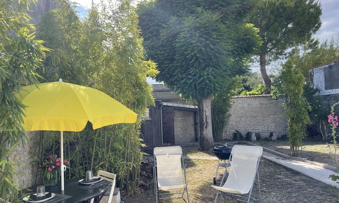 La Rochelle Casa | SMALL STUDIO ON GARDEN - CITY CENTER - FREE PARKING - BICYCLE SHELTER