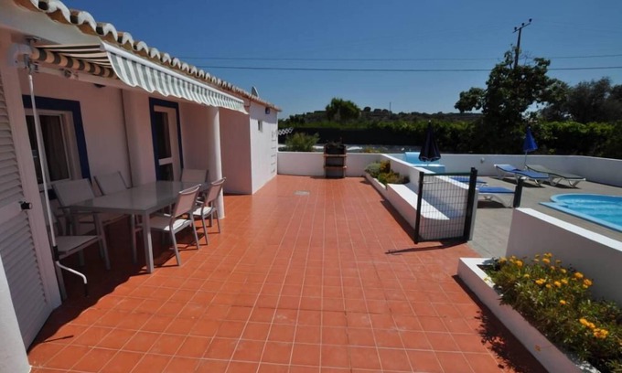 Silves Casa | Pequeña villa de 3 dormitorios,2 baños,wifi,AC, piscina calentada a pedido.