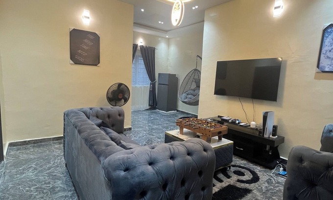 Alimosho Casa | Smart 2-bedroom bungalow in lovely Egbeda with WiFi, AC,parking space,games etc…
