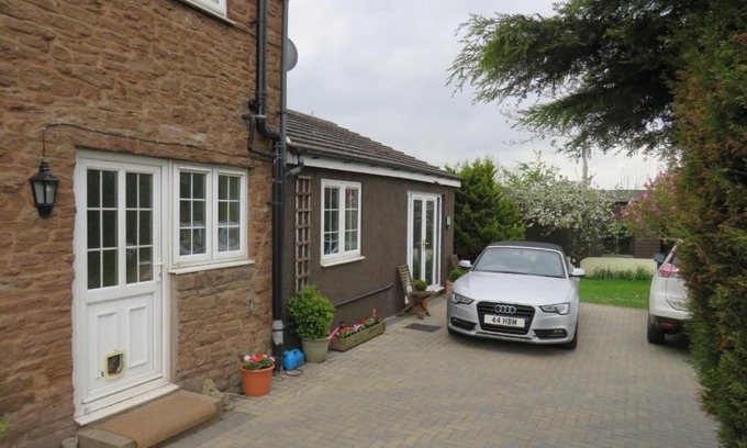 Ross-on-Wye Apartamento | Smart and welcoming 1 bedroom annex, with on-site parking