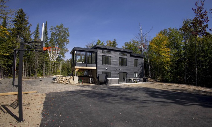 Chertsey Cabaña | Smart Cottage with Hot Tub and Basketball Court (haute gamme furniture)
