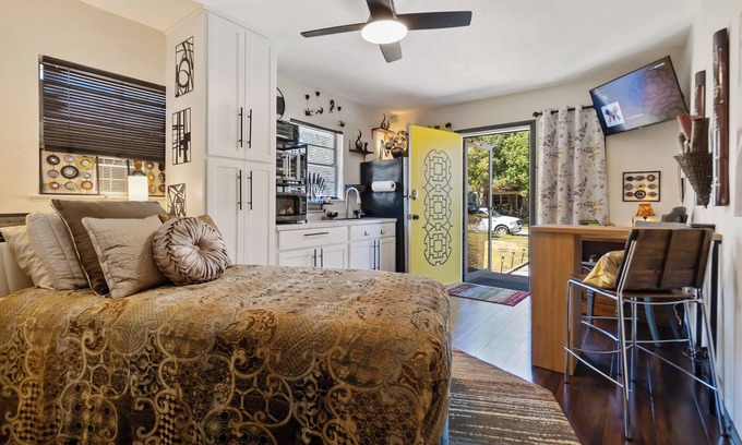 Dallas Casa | Smart & Functional XL Studio Perfect 4 Singles Just 20 Mins from Downtown Dallas