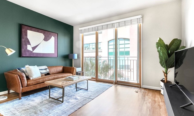 San Jose Apartamento | Smart Santana Row 2BR w/ Gym, Pool, nr. Googleplex Campus, by Blueground