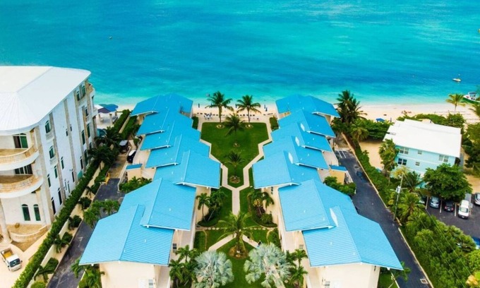 Seven Mile Beach Apartamento | SMB 3 BR Condo at Cayman Reef Resort with AC, WiFi, Pool, Tennis/Pickleball
