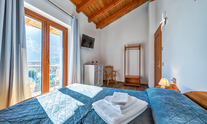 Donnas Cama Y Desayuno | Habitación 'Smeraldo' con vistas a las montañas y Wi-Fi