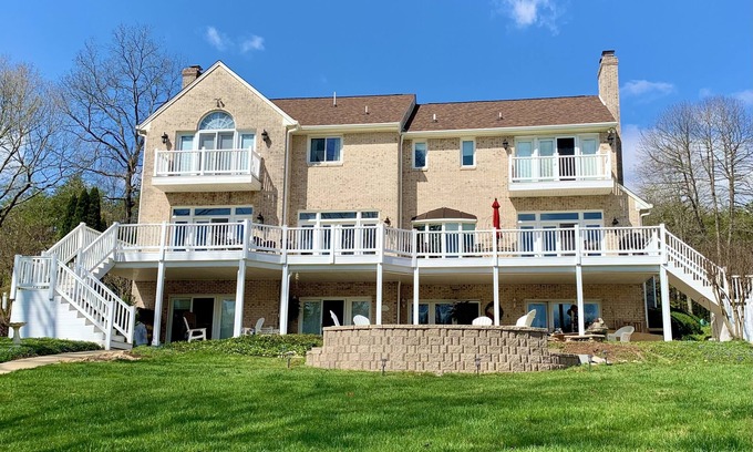 Moneta Casa | Smith Mountain Lake Stunning w/Hot Tub/ Kayaks/ Paddle Boards/ Pedal Boat