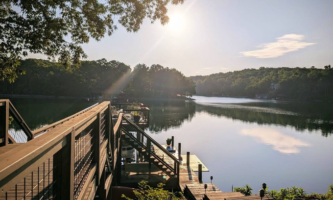 Huddleston Casa | Smith Mountain Sunrise: Waterfront Party Deck, Great Water Views, Pet Friendly