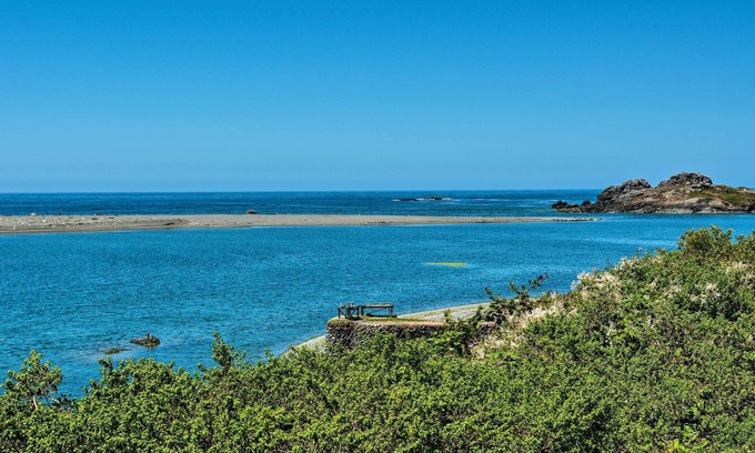 Smith River Cabaña | Smith River Vintage Cabin: Oceanfront Deck + Views