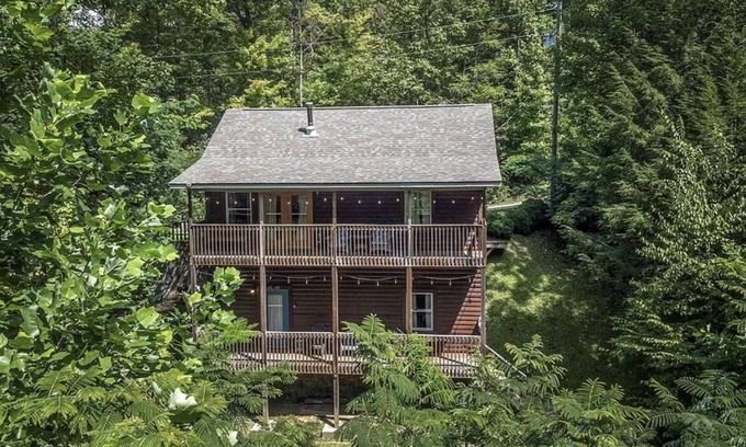 Cosby Cabina | Smokey Mountain Retreat with hot tub and arcade games, sleeps 8!