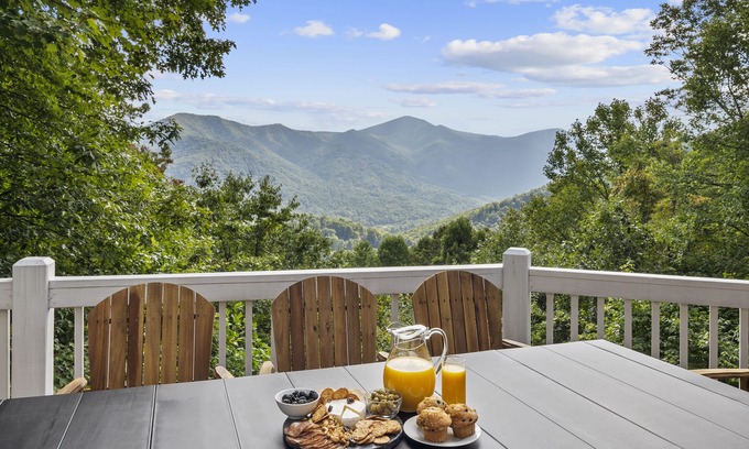 Maggie Valley Casa | Smokey Mtn Retreat: YEAR-ROUND VIEWS! GAME ROOM! HOT TUB! GOLF & SKI NEARBY!