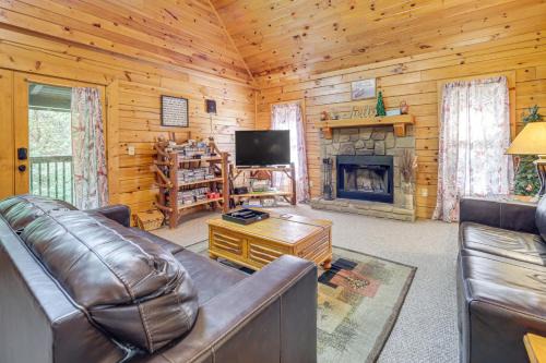 Sevierville Casa | Smokies Cabin on Douglas Lake with Resort Pool