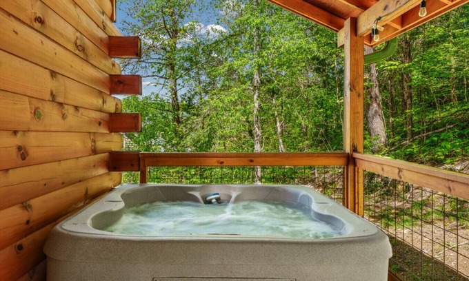 Sevierville Cabina | Smokies Couple Getaway by Ghosal Lodging
