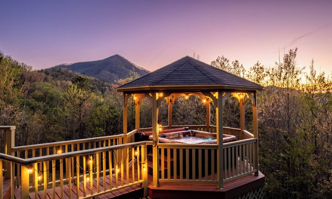 Wears Valley Cabina | Smokies Lakeside Retreat! Mountain Views! Private Lake! Game room!