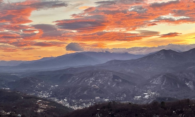 Chalet Village Condominio | Smoky Mountain Dreamin! Summit Condo best views in Gburg! New indoor pool open!!