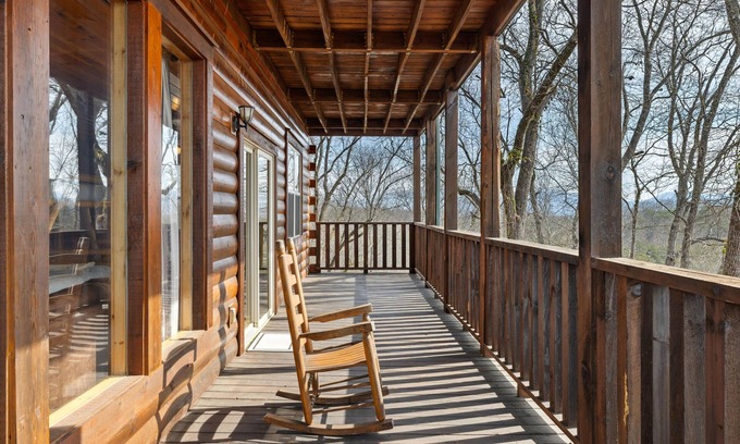 Sevierville Cabina | Smoky Mountain Lodge 6 Bedroom Cabin by RedAwning